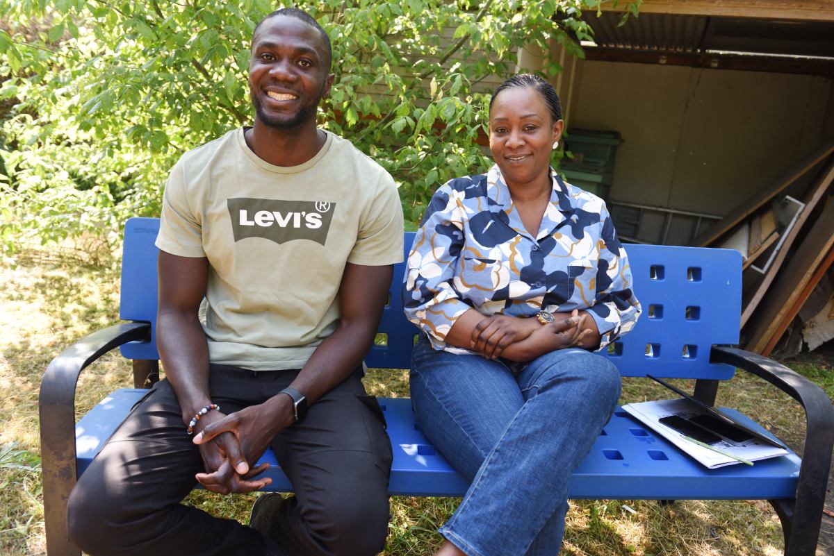Dans le jardin de l’HUDA, le directeur-adjoint et la directrice d’hébergement des Yvelines.