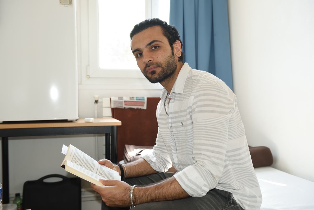 Abdul Sami Salam raconte son histoire. Il a appris la langue en un an, en parle déjà plusieurs autres et contrairement à beaucoup de ses compatriotes exilés, maîtrise déjà fort bien le français