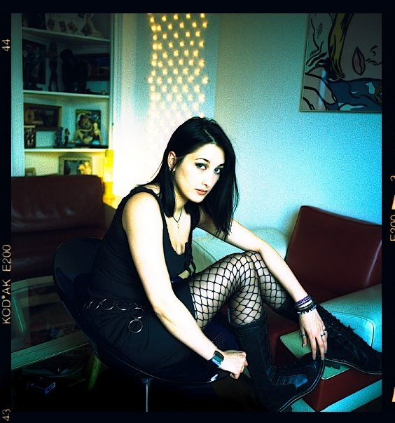 Coralie Trinh Thi, dans une chambre d'hôtel