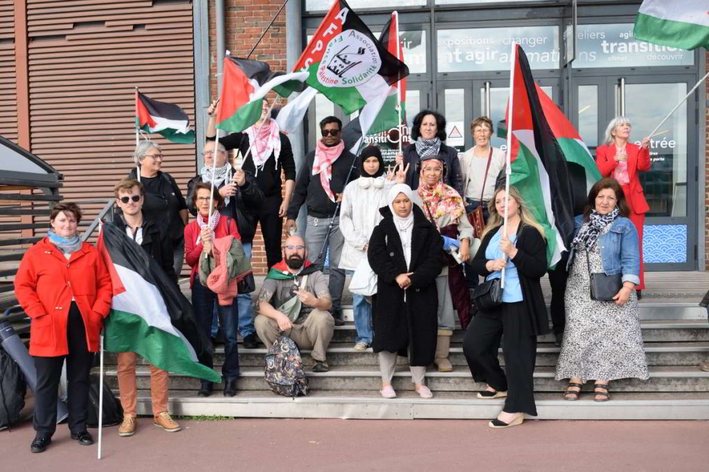 Les sympathisants propalestiniens devant la pavillon de la transition à Rouen