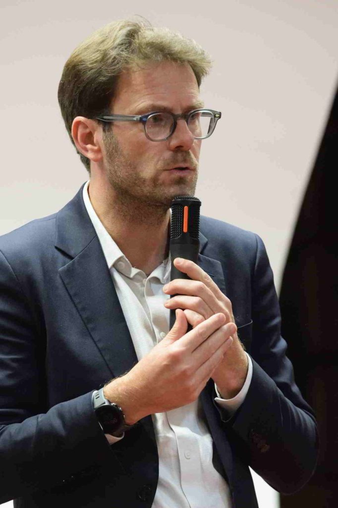 Nicolas-Mayer Rossignol en réunion publique à la Halle aux Toiles à Rouen.