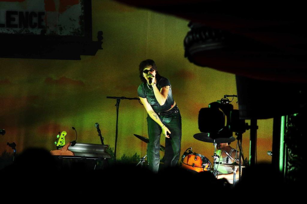 King Princess sur la scène du Trianon à Paris.