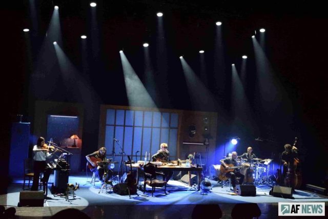 Le décor est superbe et cinq musiciens accompagnent Benjamin Biolay sur scène