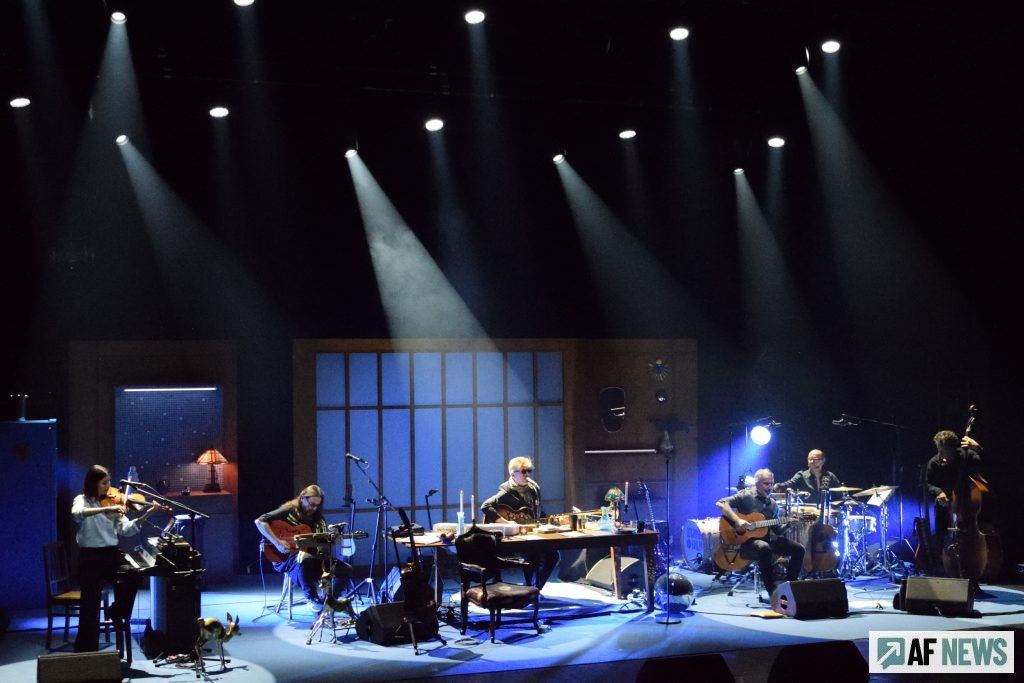 Benjamin Biolay se livre pour encore quelques dates avec cinq musiciens dans des lieux plus feutrés à l’acoustique impériale. Un cahier des charges parfaitement rempli par le centre culturel Le Rive Gauche