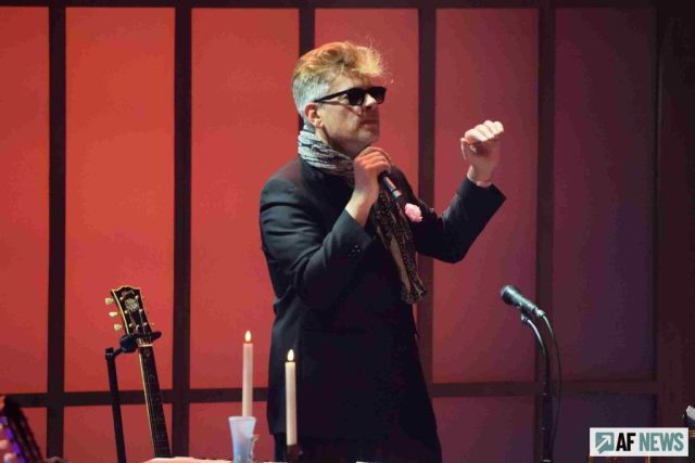 Benjamin Biolay, oeillet à la boutonnière