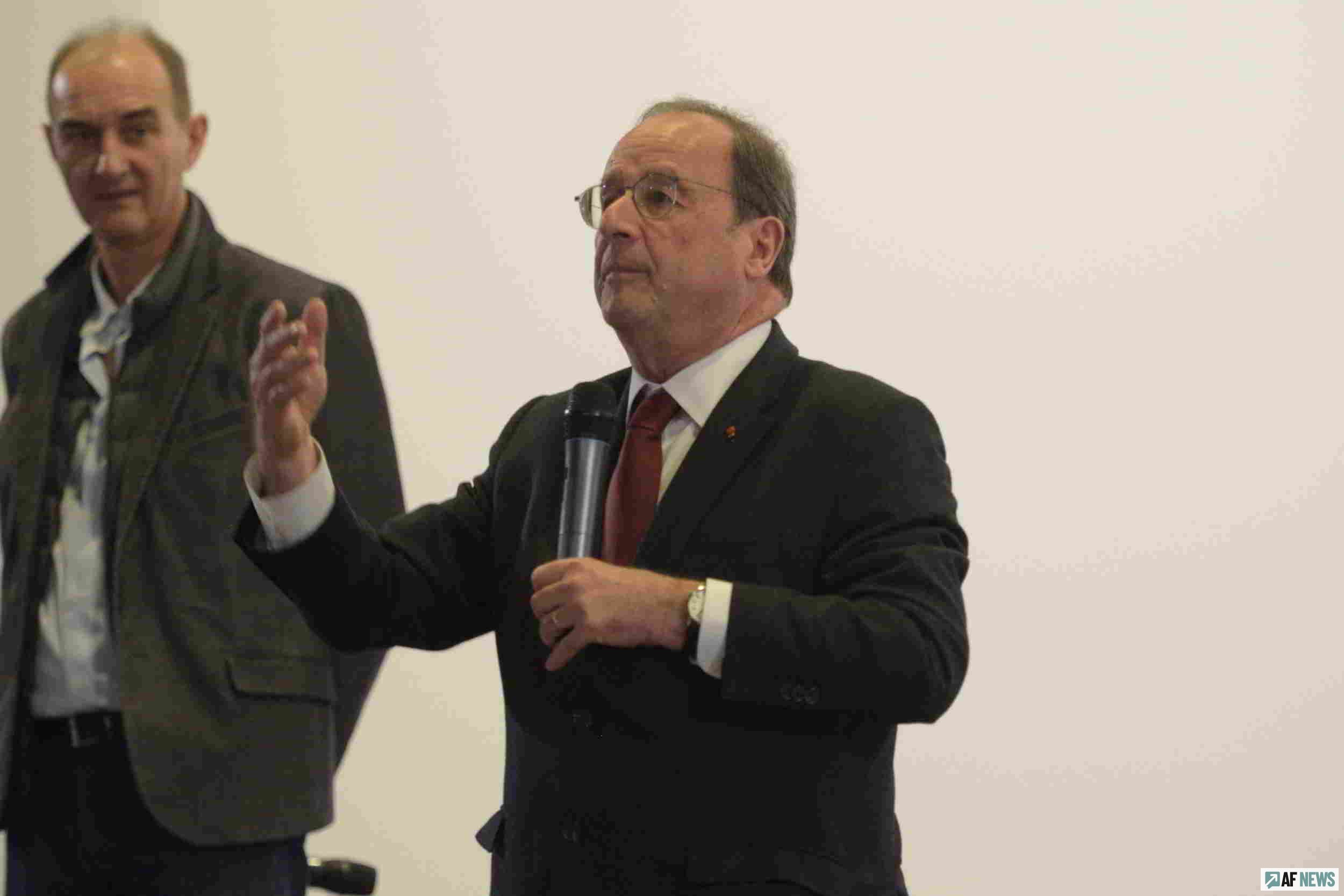 Olivier Lamour et François Hollande à sur la scène de l'Omnia