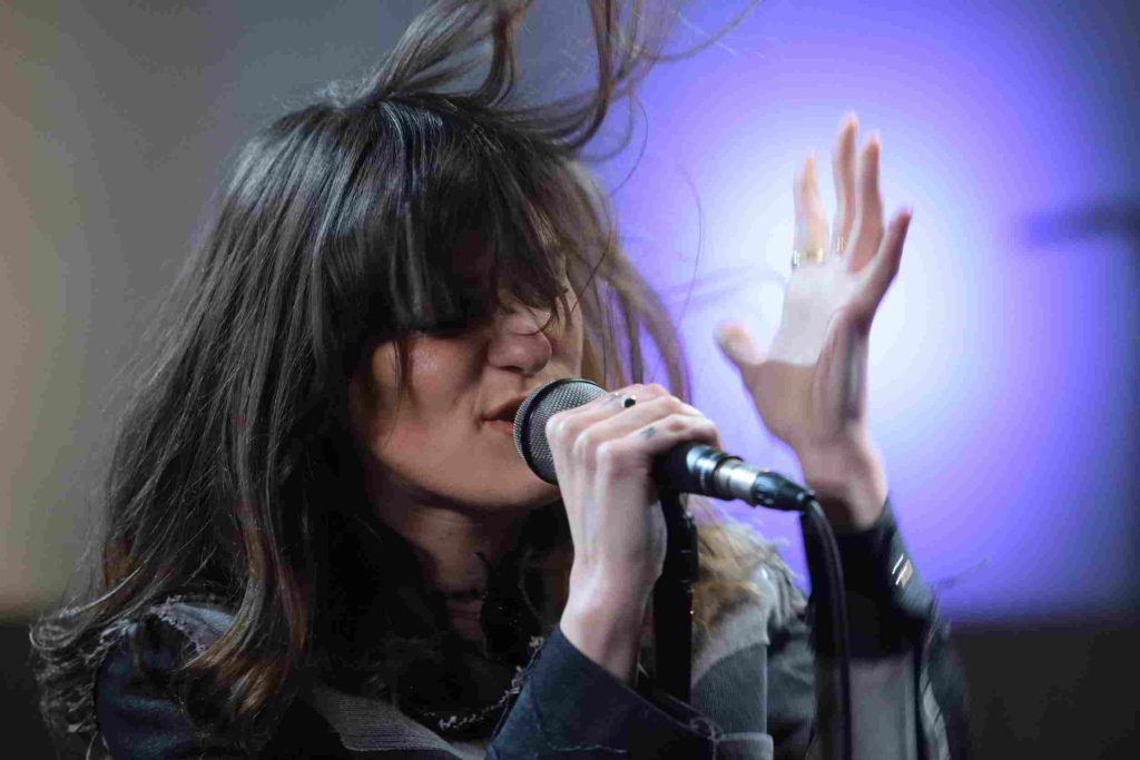 Maëva a a parfois des allures d'Alisson Mossart, la chanteuse de The Kills