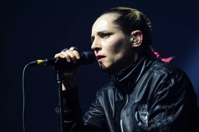 Jehnny Beth sur la scène du 104