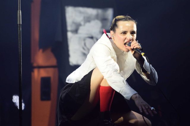 Jehnny Beth face à son public au 104