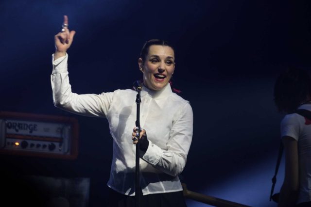 Jehnny Beth compte les pompes