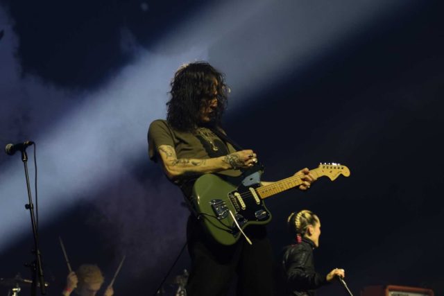 Le guitariste Johnny Hostile