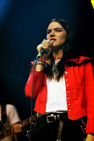 Soko sur la scène du 104 | Photo : Fred Huiban