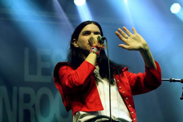 Soko sur la scène du 104 | Photo : Fred Huiban