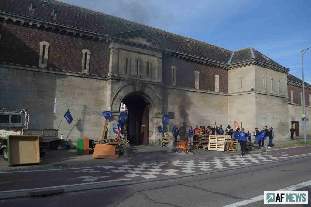 Palettes et pneus pour bloquer la Maison d'arrêt Bonne-Nouvelle à Rouen