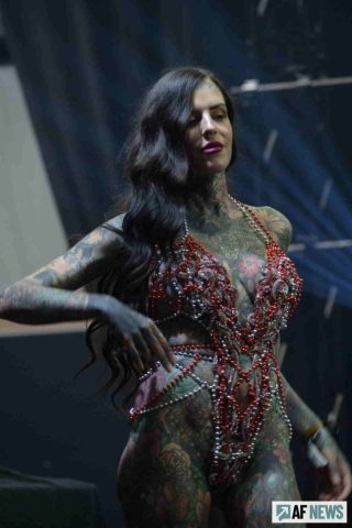 Tatouée et habillée par Fred Kiven