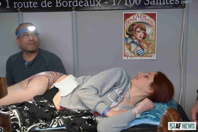 Un tatoueur à l'ouvrage
