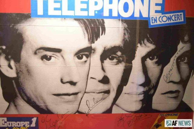 Une affiche dédicacée des quatre membres de Téléphone