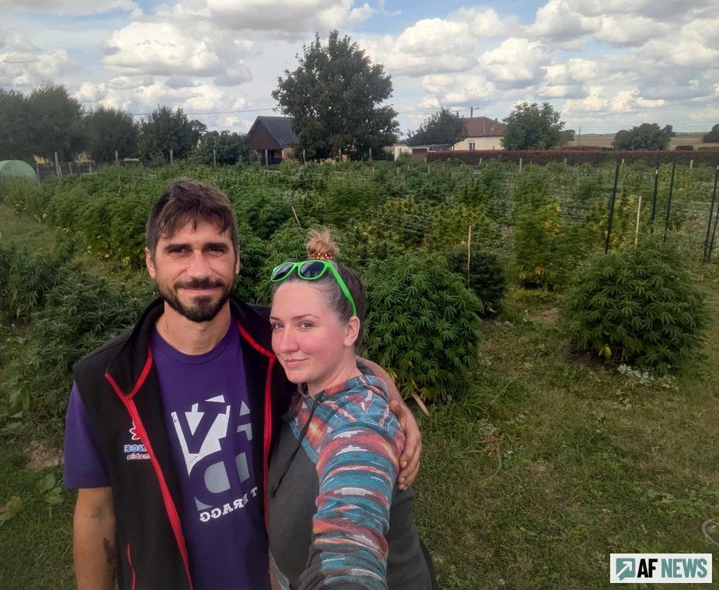 Jérôme et Katie Lecoq dans leur parcelle, en 2025 près du Neubourg dans l'Eure.