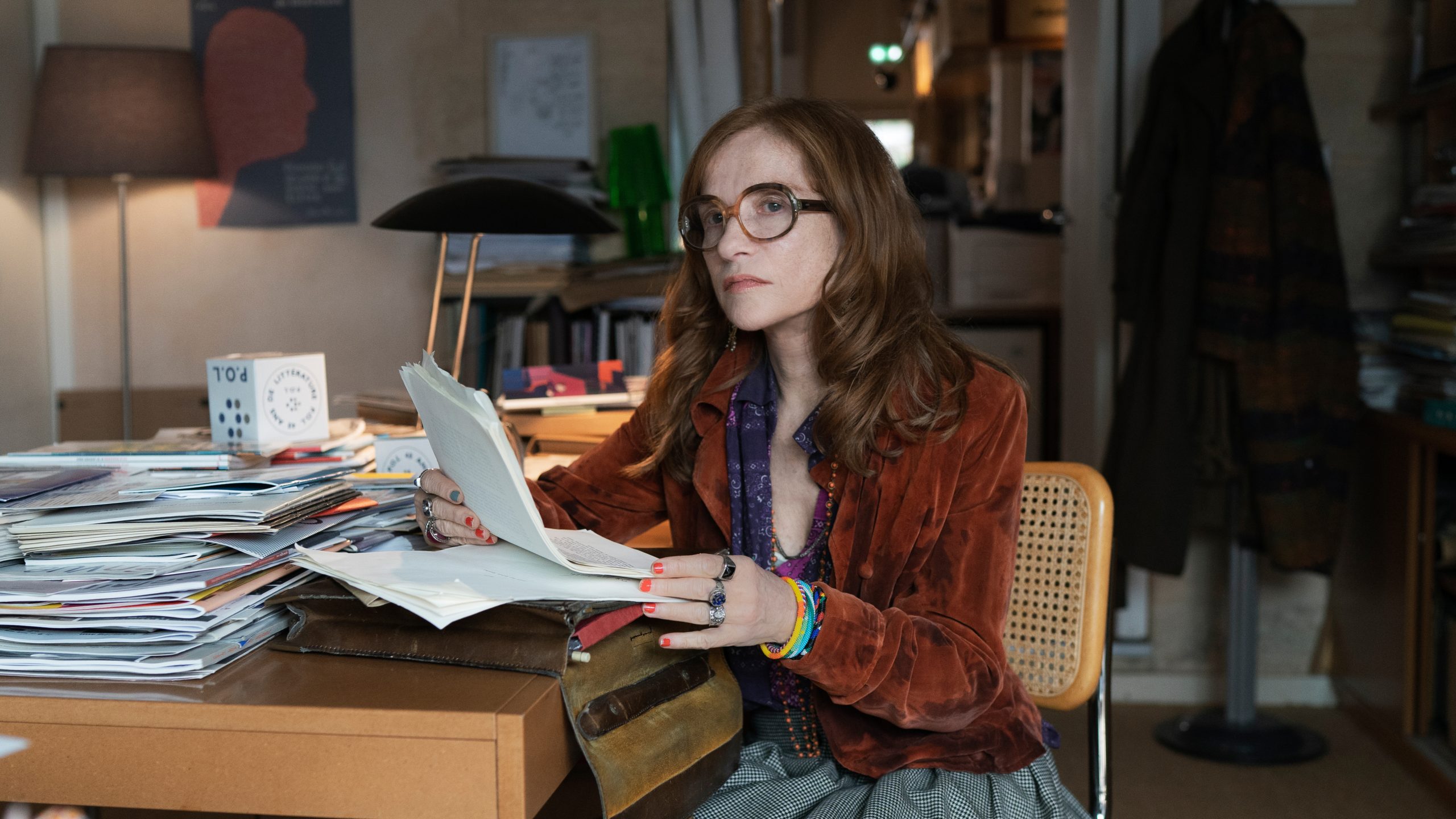 Isabelle Huppert et les feuillets de son roman